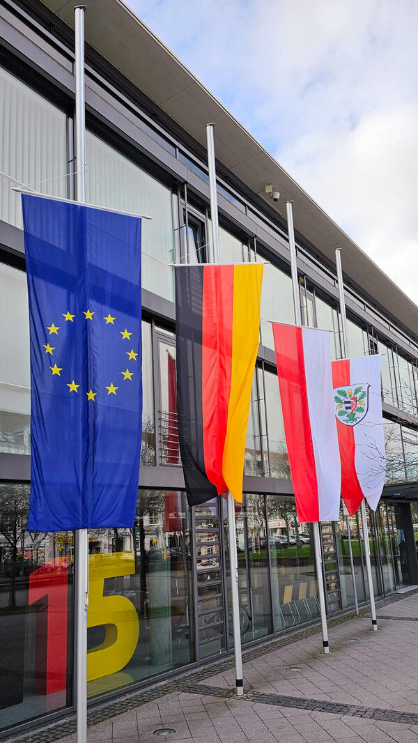 Trauerbeflaggung vor dem Kreishaus. Es weht neben der Bundes- und Landesflagge auch die Europaflagge auf halbmast.
