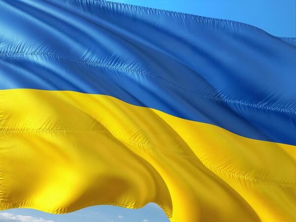 Ukrainische Nationalfahne weht im Wind.