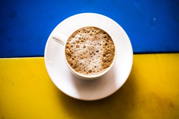 Kaffeetasse auf ukrainischer Flagge