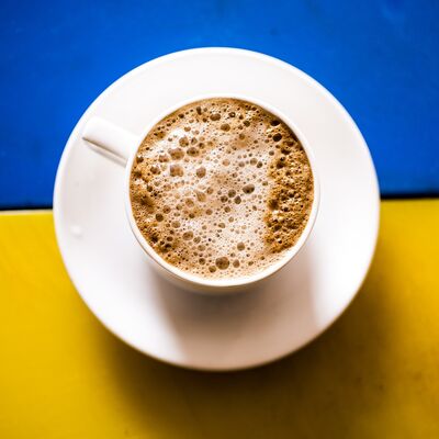 Kaffeetasse auf ukrainischer Flagge