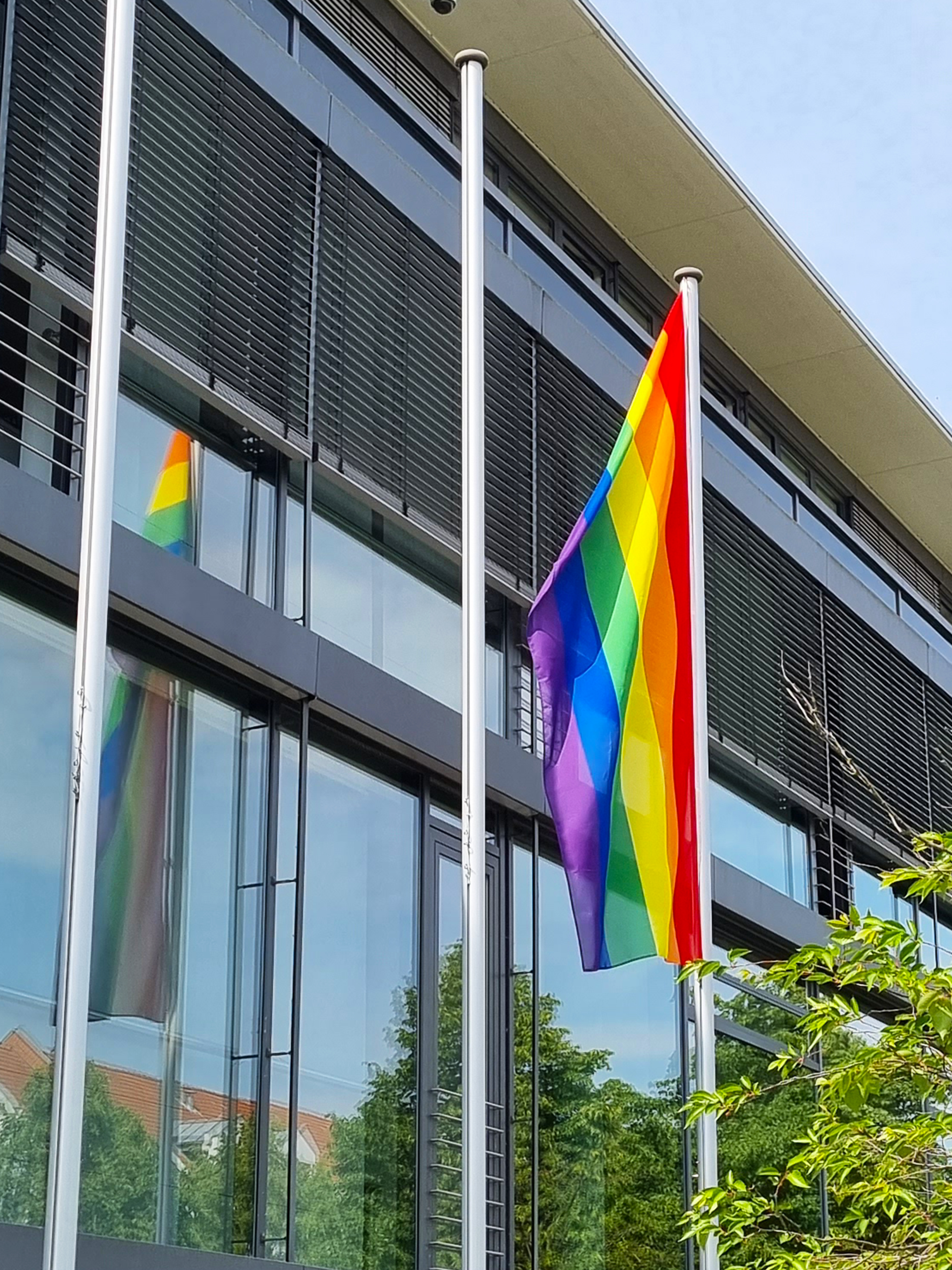 Die Regenbogenfahne, hier vor dem Kreishaus, gilt weltweit als Zeichen für Toleranz und Akzeptanz von Vielfalt.