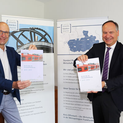 Landrat Oliver Quilling (rechts) und Ralf Hügel, Leiter der Wirtschaftsförderung des Kreises Offenbach, präsentieren den Wirtschaftsförderbericht 2019-2021.