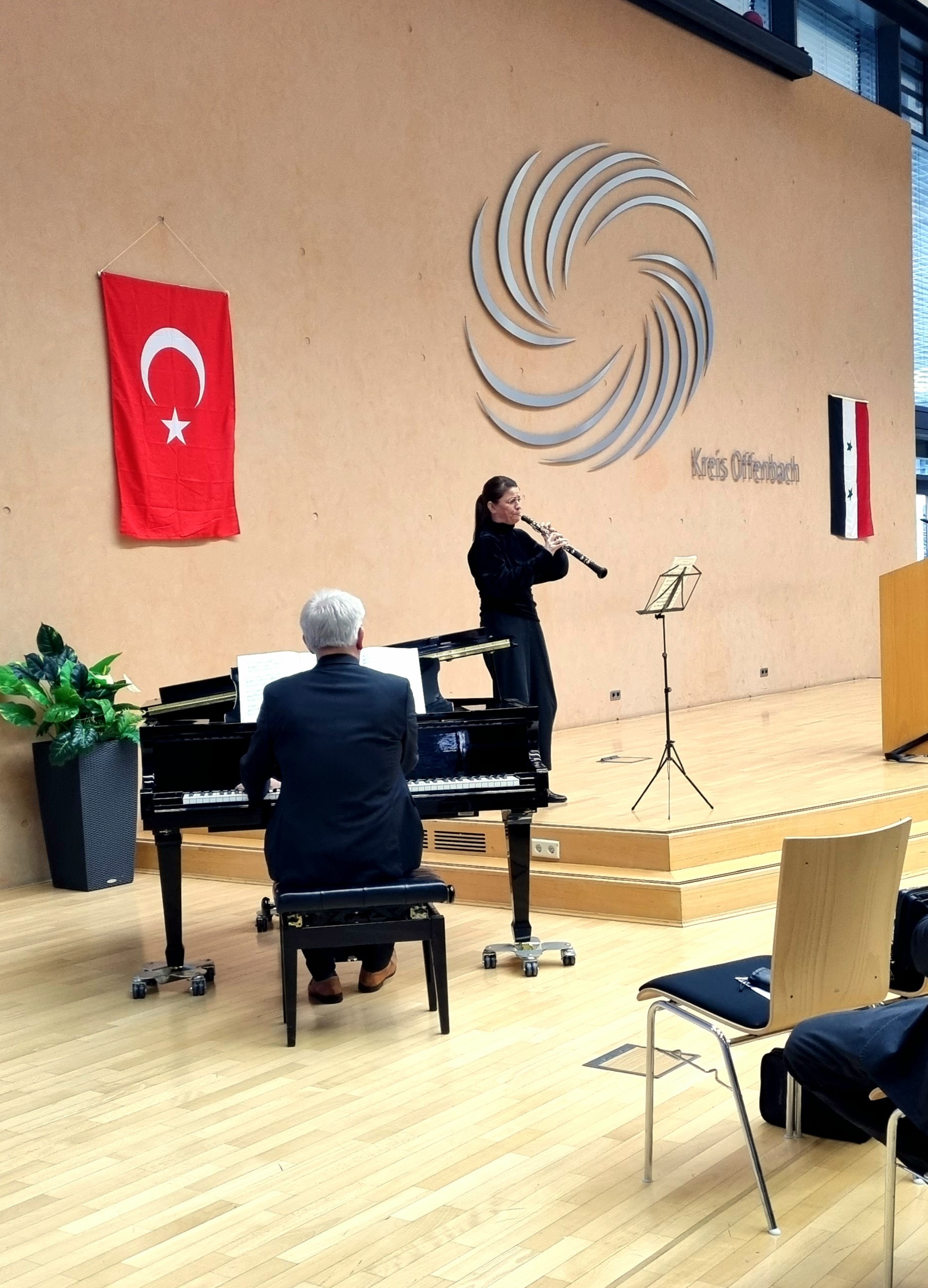 Tina Craß an der Oboe und Thomas Gabriel am Klavier sorgten für musikalische Untermalung der Gedenkstunde.