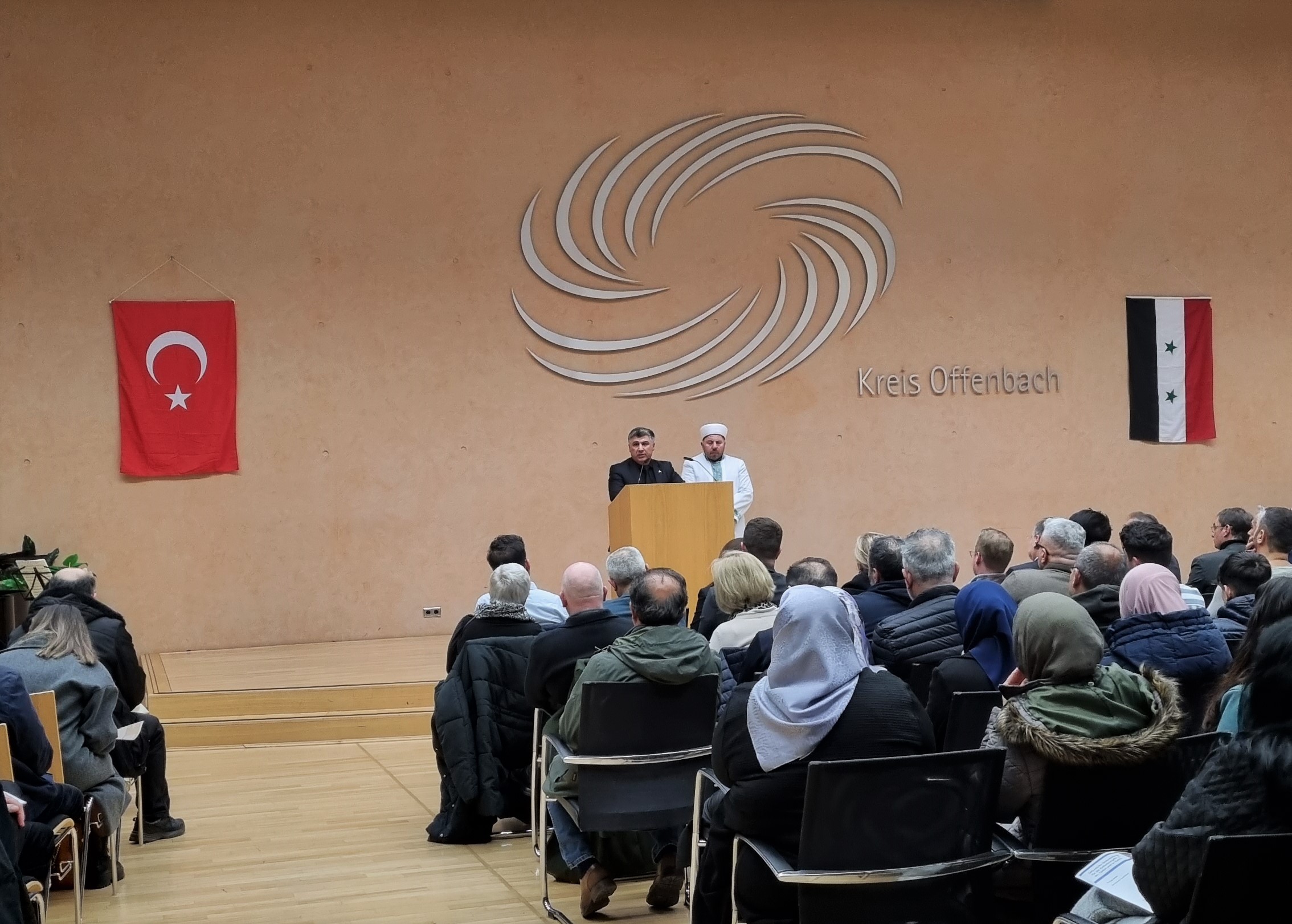 Von der Türkisch-Islamische DITIB-Gemeinde zu Dietzenbach waren Aykan Aydin, Vorsitzender (links), und Imam Muhammet Durna (rechts) zu Gast.