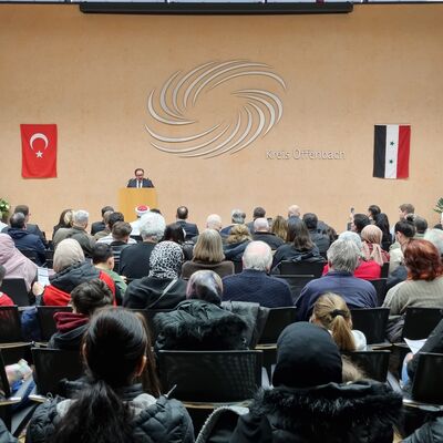 Genrelakonsul Erdem Tunçer, Generalkonsulat der Republik Türkei Frankfurt am Main, bei der Gedenkstunde.
(Bild: Stadt Dietzenbach)