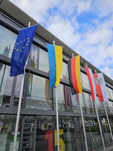 Beflaggung vor dem Kreishaus - Europa-, Bundes- und Landesflagge mit Ukraineflagge