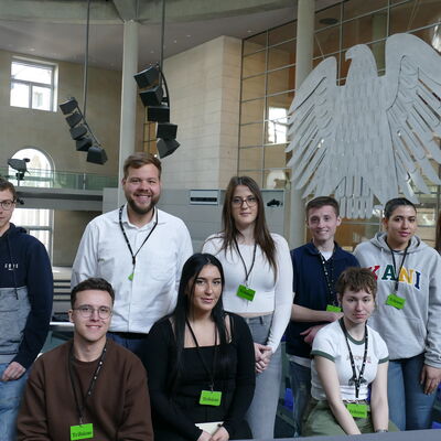 Die Teilnehmerinnen und Teilnehmer des Bildungsurlaubs besuchten den Bundestag.