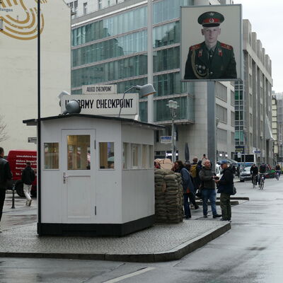 Der Checkpoint Charlie in Berlin.
