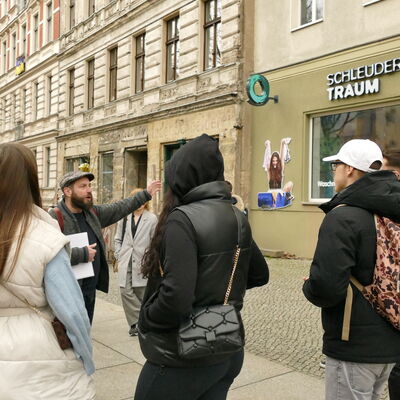 Die Gruppe erhält eine Stadtführung durch Berlin.