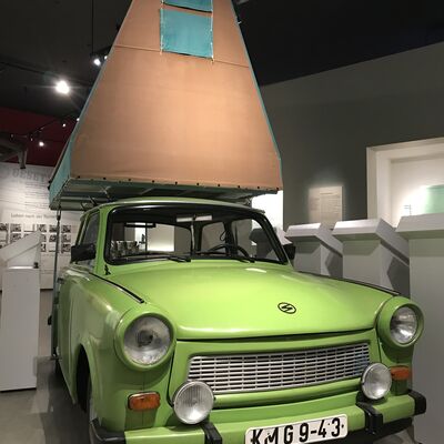 Ein grüner Trabant ist im DDR Museum ausgestellt.