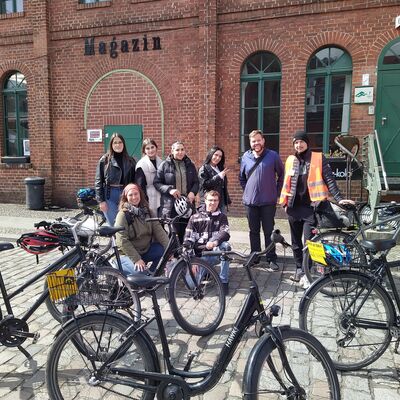 Die Gruppe fährt mit dem Fahrrad zum Besuch des Museums in der Kulturbrauerei.
