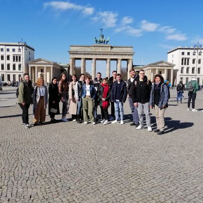 Die Gruppe steht vor dem Brandenburger Tor.