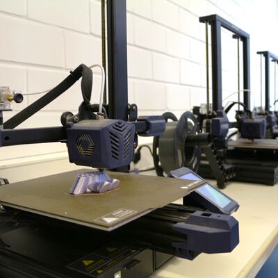 Ein 3D-Drucker im MakerSpace der Heinrich-Mann-Schule druckt Schicht für Schicht eine Figur.