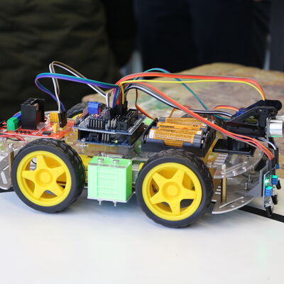 Während des Besuchs im Makerspace wurden auch Roboter vorgestellt, die von den Schülerinnen und Schülern gebaut und programmiert wurden.
