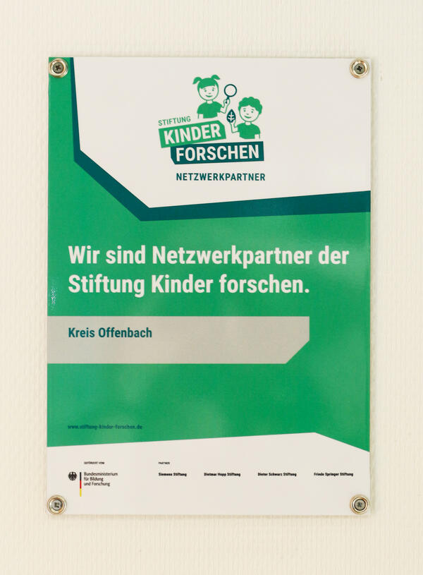 Netzwerkpartnerschaftsschild der Stiftung "Kinder forschen" für den Kreis Offenbach.