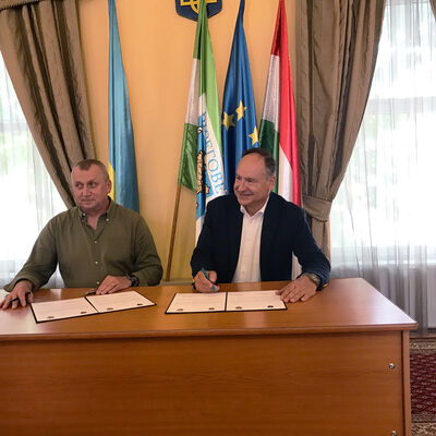 Berehowes Bürgermeister Zoltan Babják (links) und Landrat Oliver Quilling unterzeichnen die Absichtserklärung.