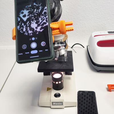 Ein Mikroskop mit Smartphone-Halterung im "MakerSpace".