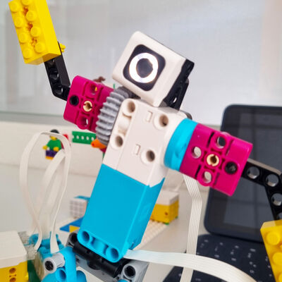 Mit Lego können im "MakerSpace" Figuren mehr gebaut und per Computerbefehl gesteuert werden.