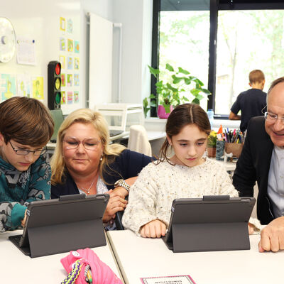 Bild vergr&ouml;&szlig;ern: iPads Rote-Warte-Schule - Landrat und Schulleiterin
