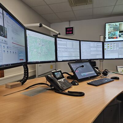 Die Arbeitsplätze in der Zentralen Leitstelle verfügen über zahlreiche Bildschirme, auf denen die Einsatzsachbearbeiterinnen und -bearbeiter bei einem Notruf alle wichtigen Informationen parallel abrufen und eingeben können.