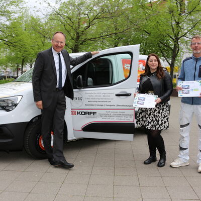 Landrat Oliver Quilling (links) posiert zusammen mit Isabella Ceylan von der Cemag International GmbH in Langen sowie Torsten Balser vom Wohnraumservice Torsten Balser aus Dietzenbach vor dem neuen Fahrzeug.