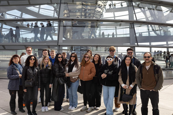 In der Kuppel des Reichstagsgebäudes posierten die Teilnehmenden für ein Gruppenfoto. 