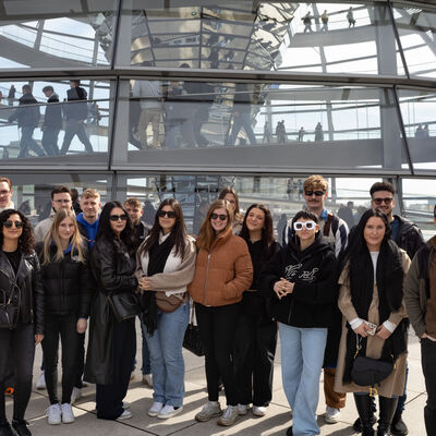 In der Kuppel des Reichstagsgebudes posierten die Teilnehmenden fr ein Gruppenfoto.