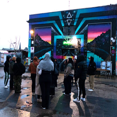 Whrend der Fhrung zur Gentrifizierung legte die Gruppe auch einen Halt auf dem RAW-Gelnde im Stadtteil Friedrichshain ein, auf dem eindrucksvolle Streetart zu sehen ist.