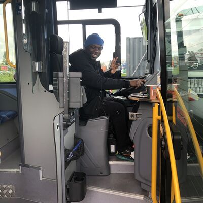 Der Nigerianer Daniel Okunbor testet, wie es sich am Steuer eines Linienbusses anfhlt.