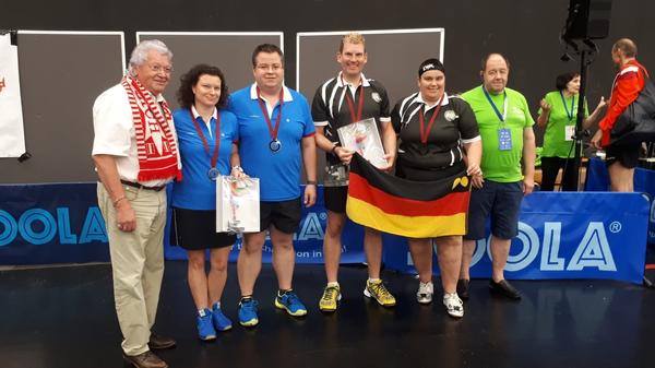 Das Team der BSG Landratsamt Offenbach bei der Siegerehrung der European Company Sport Games in Salzburg.