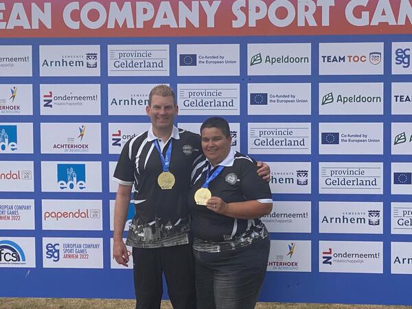 Andreas Diehl und Ursula Luh mit der Goldmedaille der European Company Sport Games in Arnhem 2022.