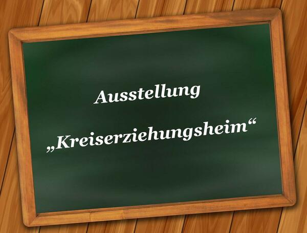 Tafel mit dem Hinweis zur Ausstellung "Kreiserziehungsheim".