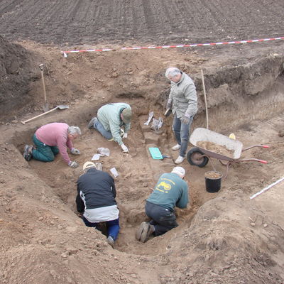 Ganz vorsichtig arbeiten die Helfer an der Grabungsstelle am Zellhügel in Zellhausen, um einen mittelalterlichen Keller auszugraben.