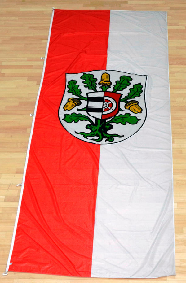 Die Flagge des Kreises Offenbach zeigt das Wappen auf einem oben roten und unten weißen Hintergrund.