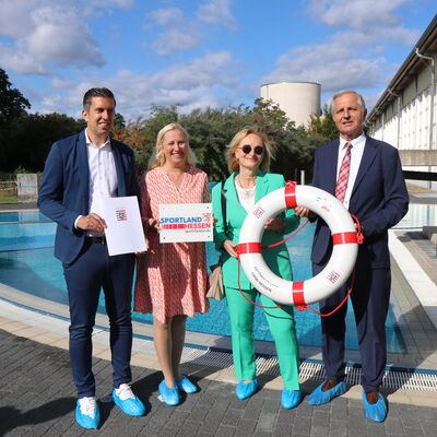 Übergabe des Förderbescheides aus dem SWIMplus-Programm