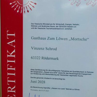 Bild vergr&ouml;&szlig;ern: Verleihung des Qualitätssiegels „Hessen à la carte“ an das Gasthaus Zum Löwen „Mortsche“ in Rödermark–Ober-Roden