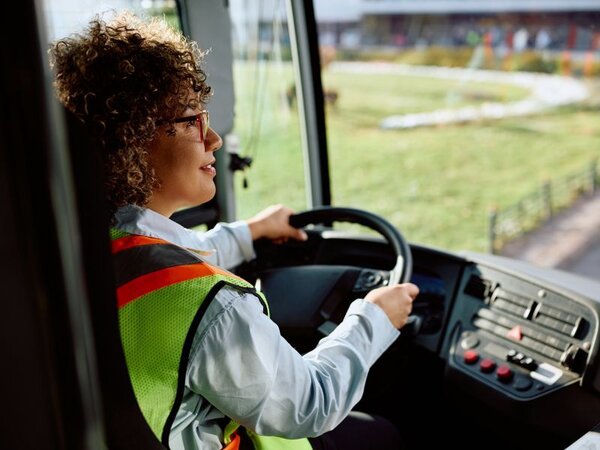 Bild vergr&ouml;&szlig;ern: Frauen in Beschäftigung - Busfahrerin