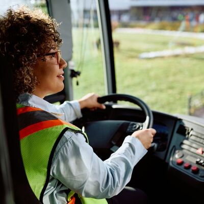 Bild vergr&ouml;&szlig;ern: Frauen in Beschäftigung - Busfahrerin