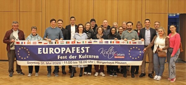 Bild vergr&ouml;&szlig;ern: Vertreterinnen und Vertreter der Vereine werben für das Europafest
