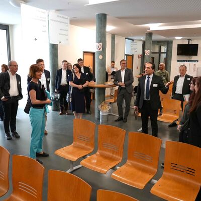 Bild vergr&ouml;&szlig;ern: Zukunftskonvent: Besuch Ausländerbehörde - Gruppenfoto
