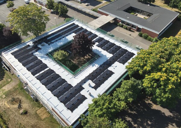 Bild vergr&ouml;&szlig;ern: Photovoltaikanlage auf einem Schulgebäude im Kreis Offenbach