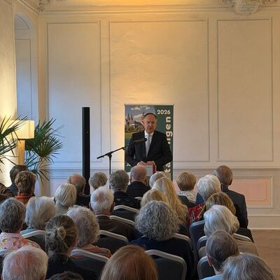 Bild vergr&ouml;&szlig;ern: Landrat Oliver Quilling bei der Eröffnung der Jubiläumsausstellung "50 Jahre Verein zur Förderung des RegioMuseums Seligenstadt e.V."
