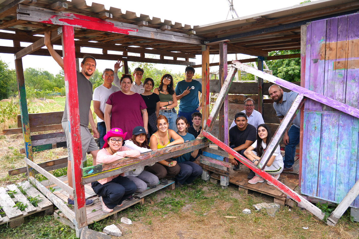 Internationales Workcamp: Gruppenfoto Hütte