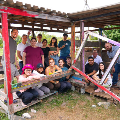 Bild vergr&ouml;&szlig;ern: Internationales Workcamp: Gruppenfoto Hütte