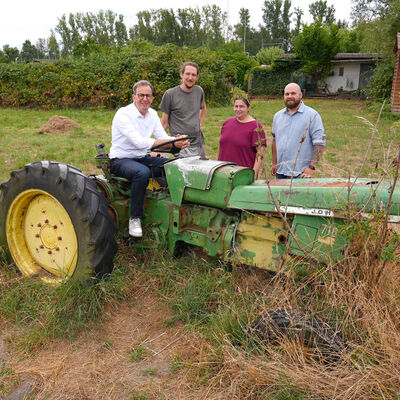 Bild vergr&ouml;&szlig;ern: Internationales Workcamp: Kreisbeigeordneter auf dem Traktor