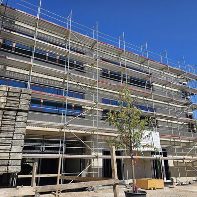 Bild vergr&ouml;&szlig;ern: Außenansicht des Rohaus mit Richtbaum