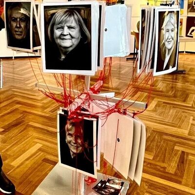 "Face Me" - Eine Fotoinstallation auf einem beweglichen Stativ zeigt verschiedene Portraits von Personen die man beliebig verschieben kann. 