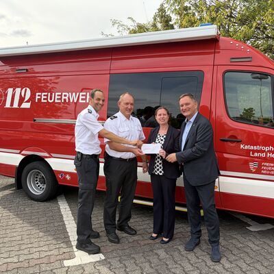 Bild vergr&ouml;&szlig;ern: Bescheidübergabe Feuerwehr Neu-Isenburg: Gruppenfoto