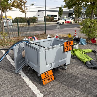 Bild vergr&ouml;&szlig;ern: Bescheidübergabe Feuerwehr Neu-Isenburg: Abrollcontainer