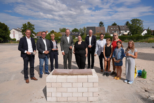 Grundsteinlegung Albert-Schweitzer-Schule Neu-Isenburg Gruppenfoto